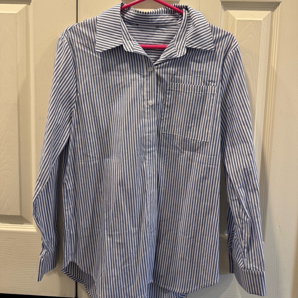 NWOT NEVER WORN! Blue and White Striped Button-Up Shirt Size Medium